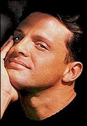 Luis Miguel.jpg - LUIS MIGUEL Nacido en Puerto Rico de una manera fortuita, desde muy pequeño ha vivido en México y ha desarrollado ahí su carrera. Es el ídolo de millones de jovencitas por todo el mundo y también de no tan jovencitas. 